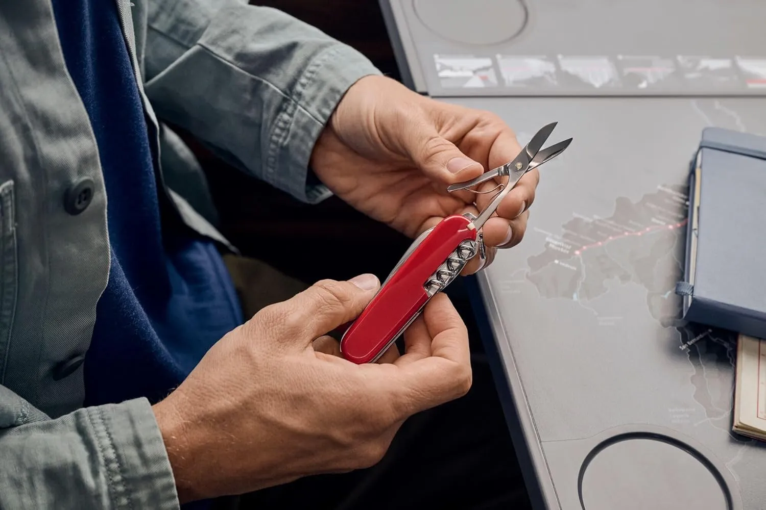 Victorinox Huntsman Swiss Army Knife, 15 Functions, Swiss Made Pocket Knife with Large Blade, Screwdriver, Scissors and Wood Saw - Red