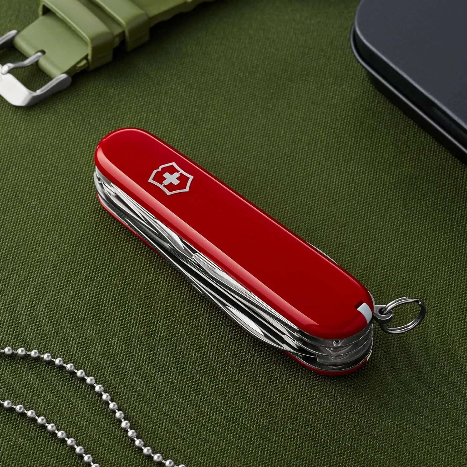 Victorinox Huntsman Swiss Army Knife, 15 Functions, Swiss Made Pocket Knife with Large Blade, Screwdriver, Scissors and Wood Saw - Red